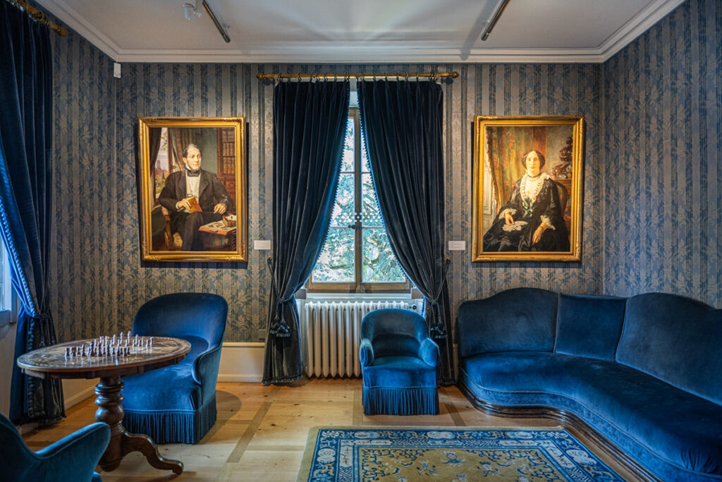 The Salon bleu in the full splendor of the exhibition