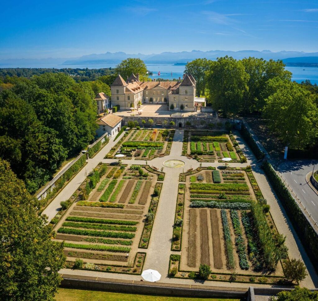 Luftaufnahme vom Château de Prangins mit dem grössten historischen Gemüsegarten der Schweiz.