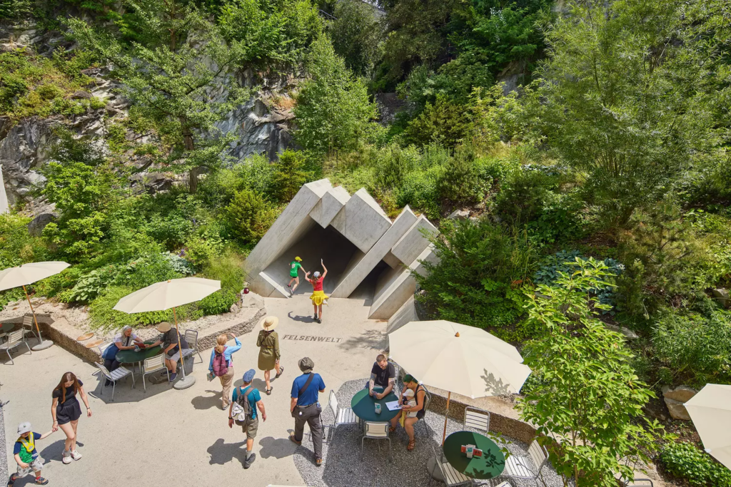 Frühlingsausflug in den Gletschergarten Luzern mit Blick auf die Felsenwelt und Aussenbereich.