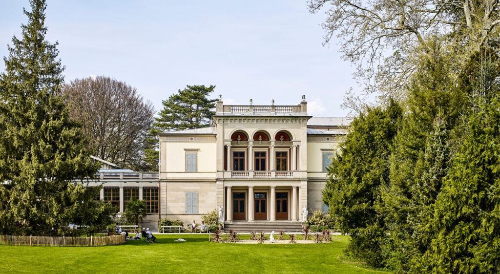 Der Rieterpark beim Museum Rietberg in Zürich – ein weitläufiger Museumsgarten im Frühling.
