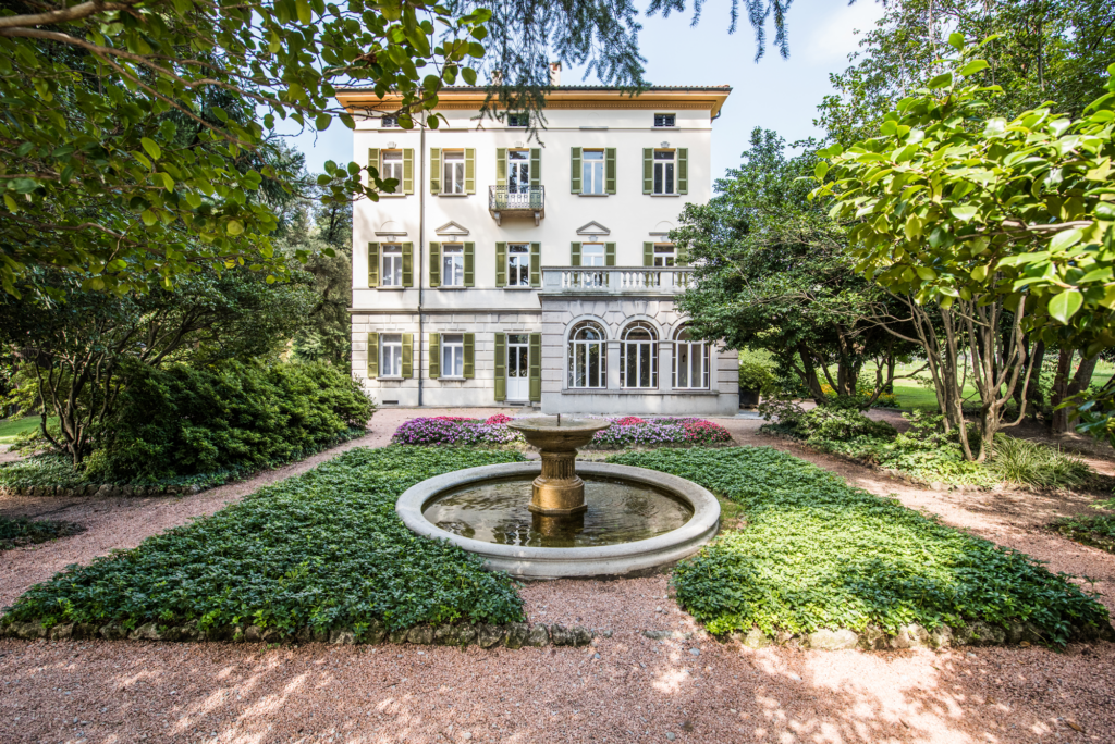 Mediterraner Museumspark der Villa dei Cedri in Bellinzona mit blühendem Garten im Frühling.